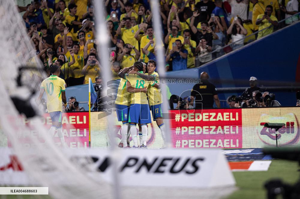 FIFA World Cup South American Qualifiers - Brazil v Chile