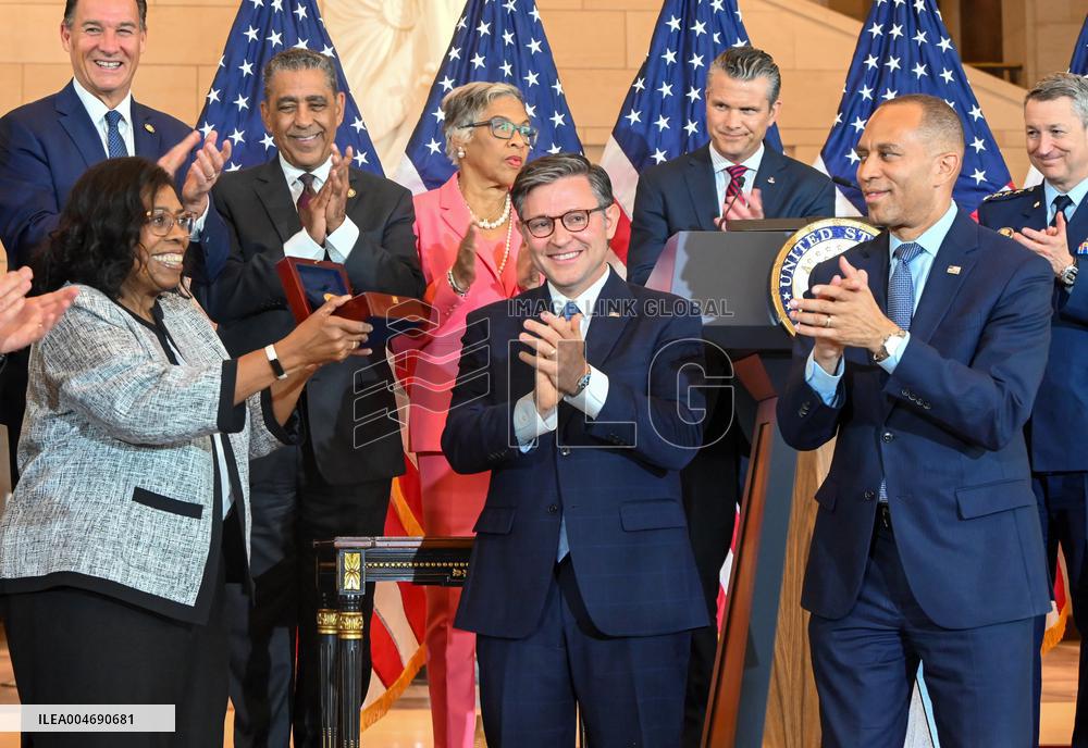 Speaker Johnson Presents Congressional Gold Medal honoring “Harlem Hellfighters of WW1