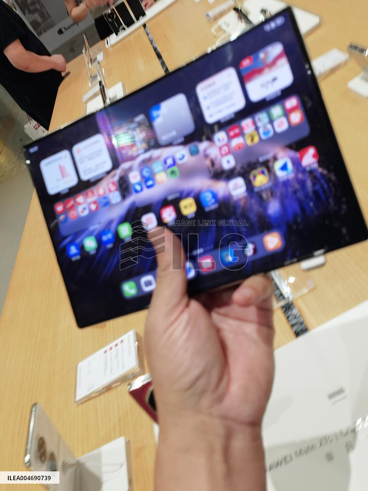 Huawei Mate XTs Smartphone