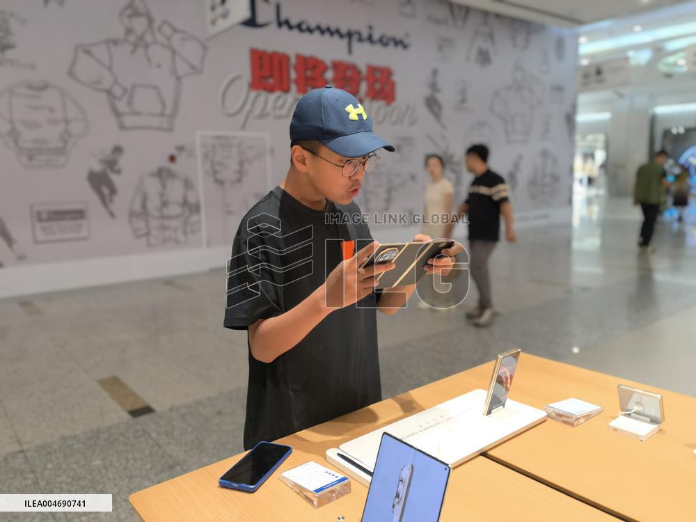 Huawei Mate XTs Smartphone