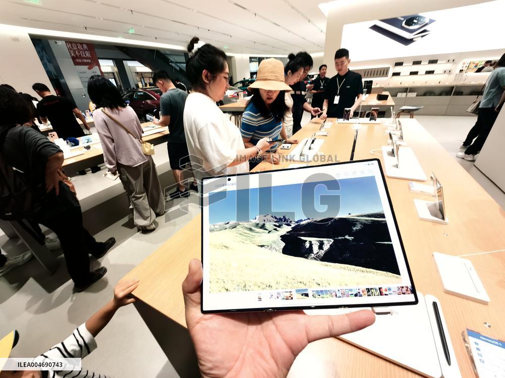 Huawei Mate XTs Smartphone