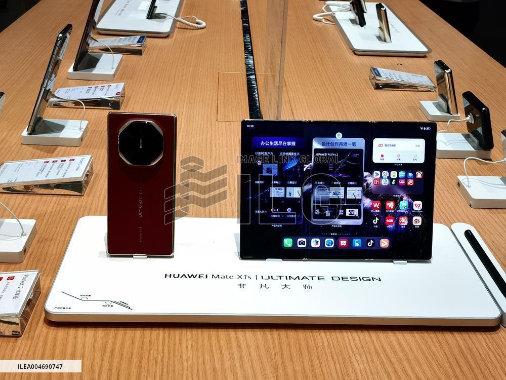 Huawei Mate XTs Smartphone