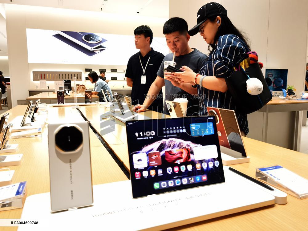 Huawei Mate XTs Smartphone