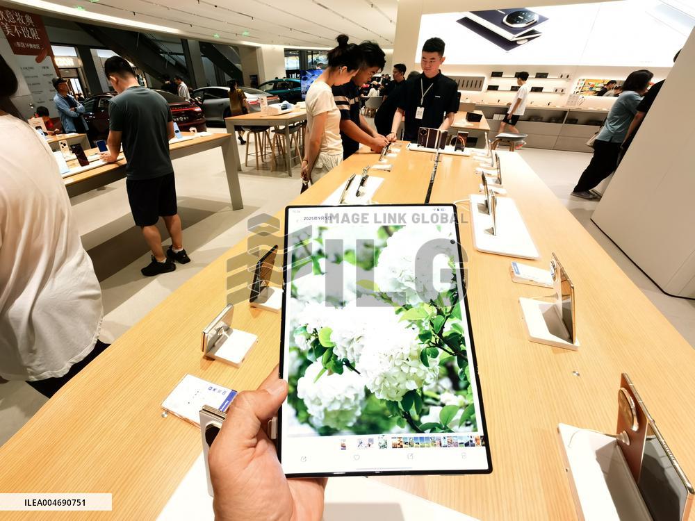 Huawei Mate XTs Smartphone