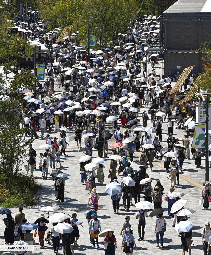 Osaka expo daily visitors hit 200,000