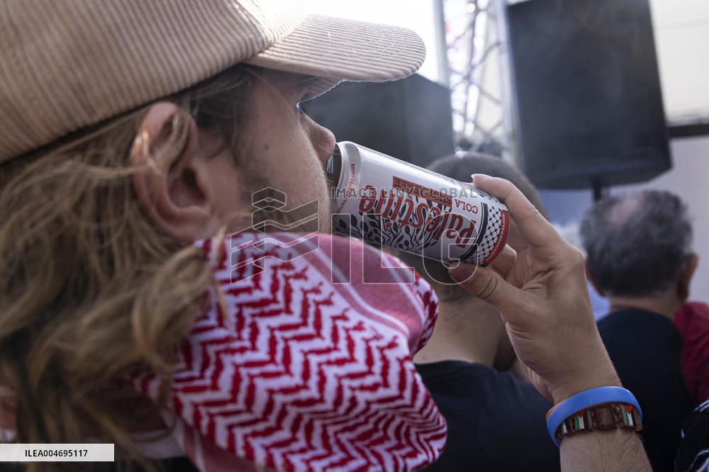 Jean-Luc Melenchon Speaks At Annual Flea Market - Lille