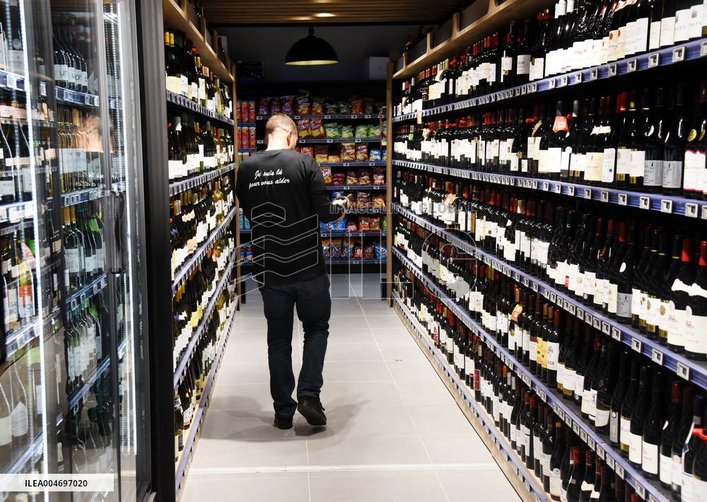 Illustration - Wine Bottles in Supermarket - Paris
