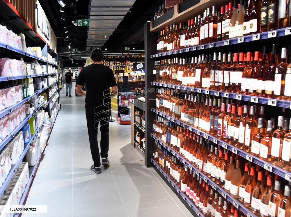 Illustration - Wine Bottles in Supermarket - Paris