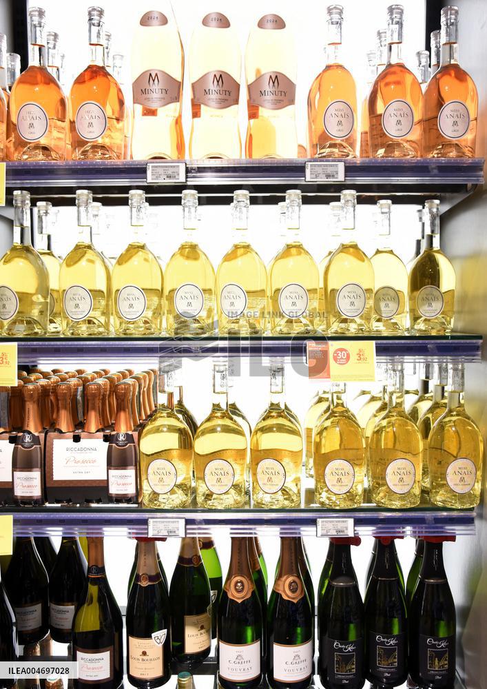 Illustration - Wine Bottles in Supermarket - Paris