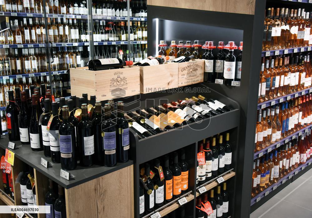 Illustration - Wine Bottles in Supermarket - Paris