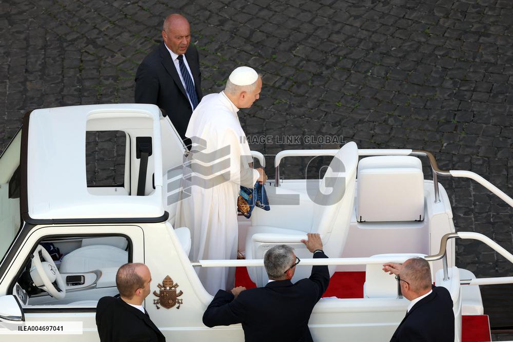Pope Leo Delivers Popcorn Packets - Vatican