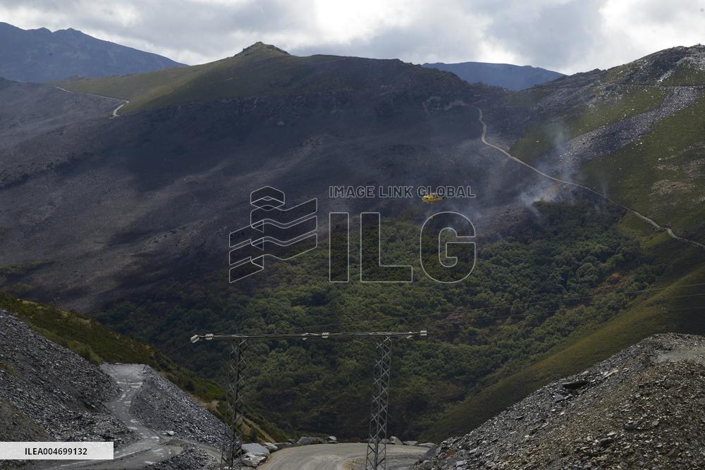 Carballeda Fire Burns 700 Hectares of Land - Spain