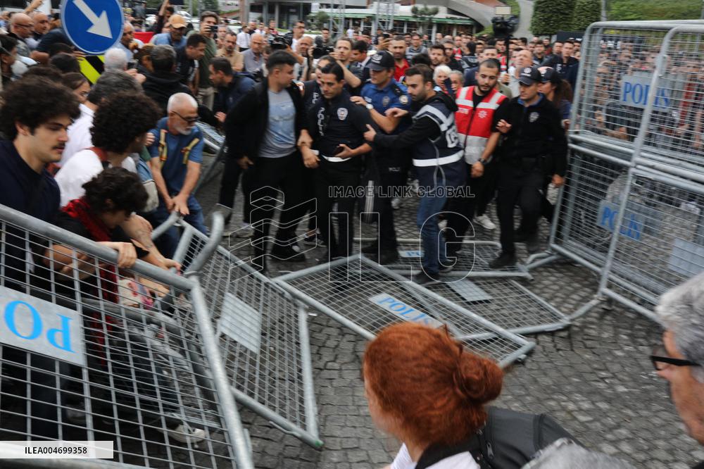Turkey's Main Opposition Party Headquarters Under Police Blockade - Turkey