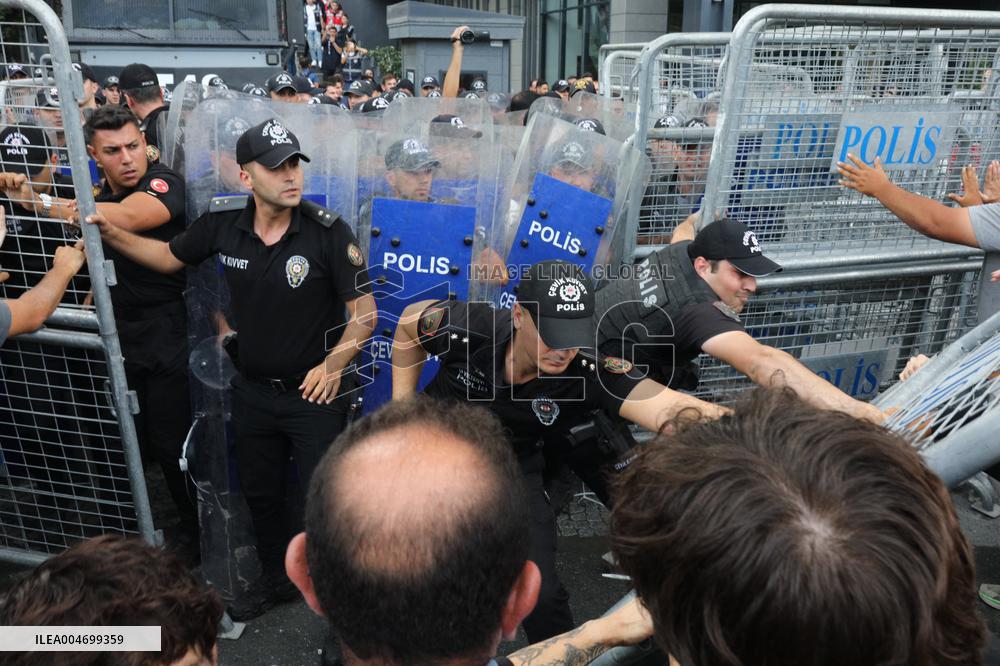 Turkey's Main Opposition Party Headquarters Under Police Blockade - Turkey