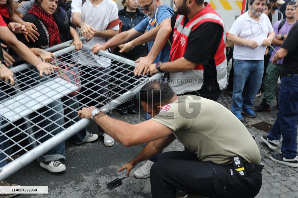 Turkey's Main Opposition Party Headquarters Under Police Blockade - Turkey