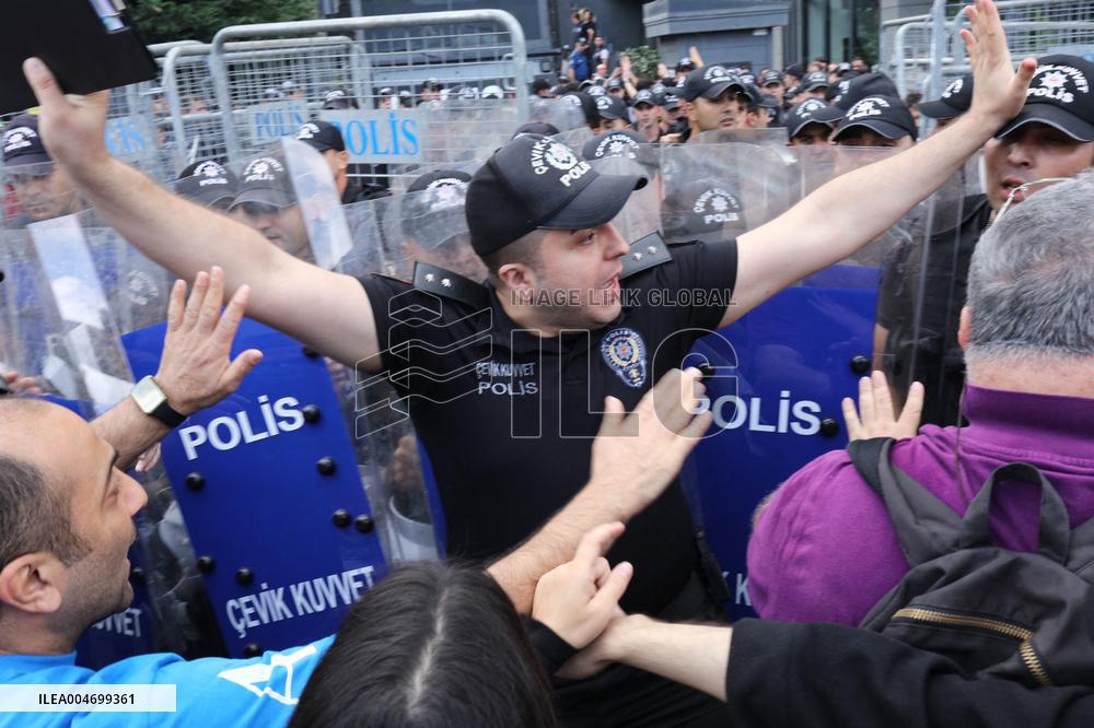 Turkey's Main Opposition Party Headquarters Under Police Blockade - Turkey