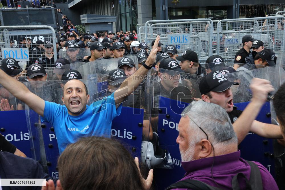 Turkey's Main Opposition Party Headquarters Under Police Blockade - Turkey