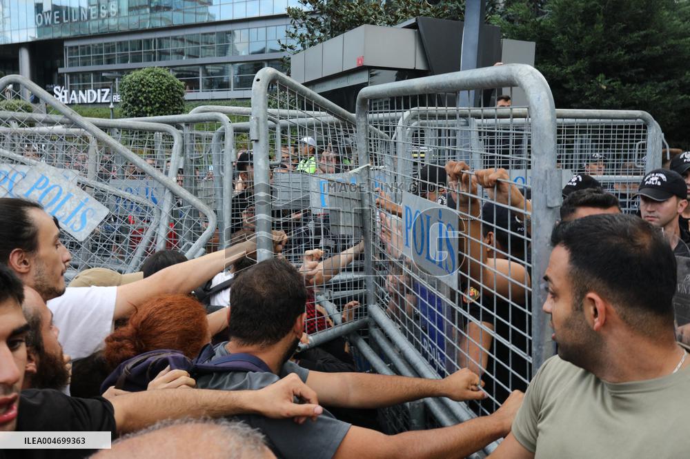 Turkey's Main Opposition Party Headquarters Under Police Blockade - Turkey