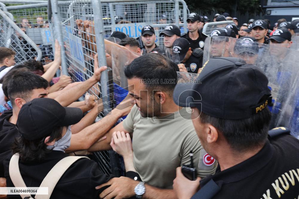 Turkey's Main Opposition Party Headquarters Under Police Blockade - Turkey
