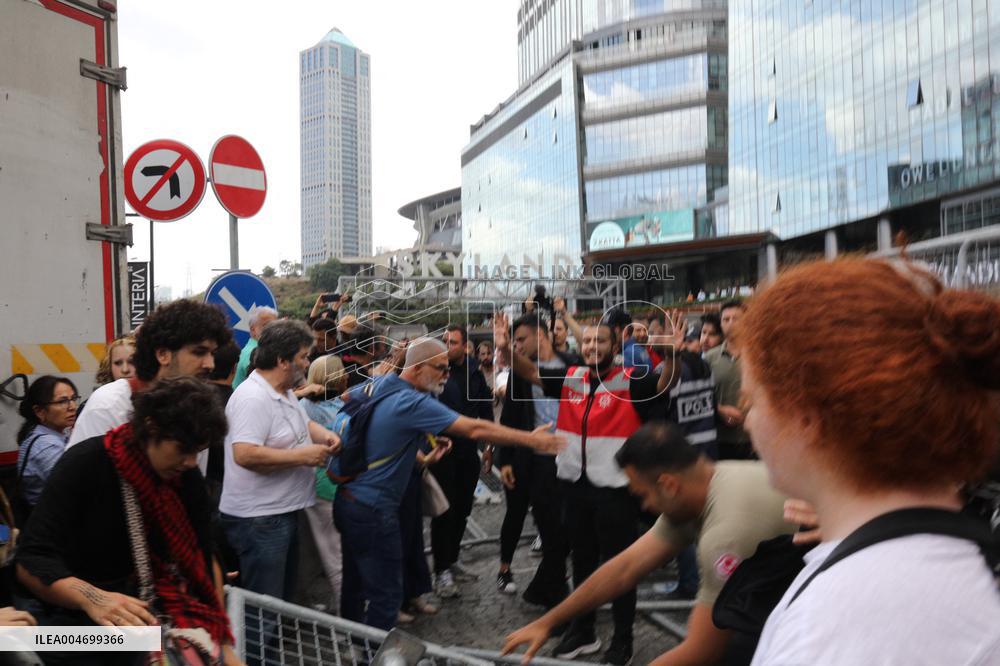 Turkey's Main Opposition Party Headquarters Under Police Blockade - Turkey