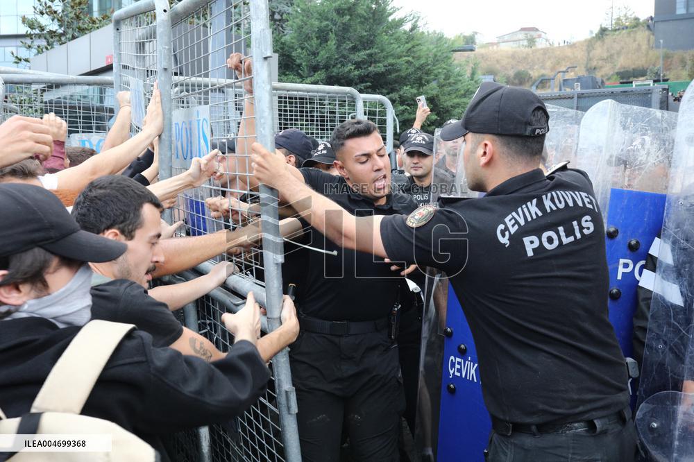 Turkey's Main Opposition Party Headquarters Under Police Blockade - Turkey