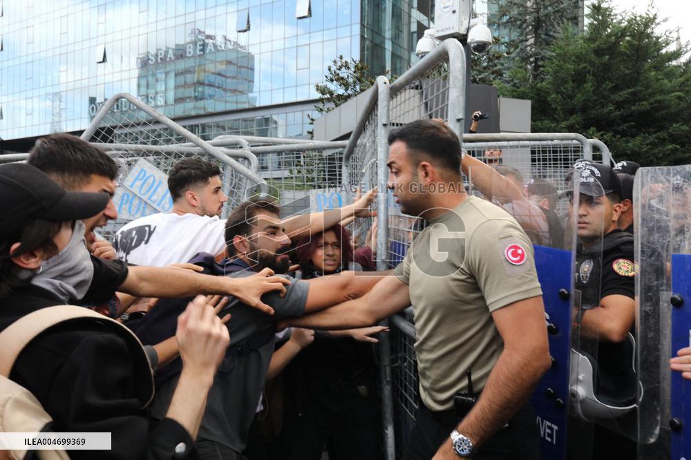 Turkey's Main Opposition Party Headquarters Under Police Blockade - Turkey