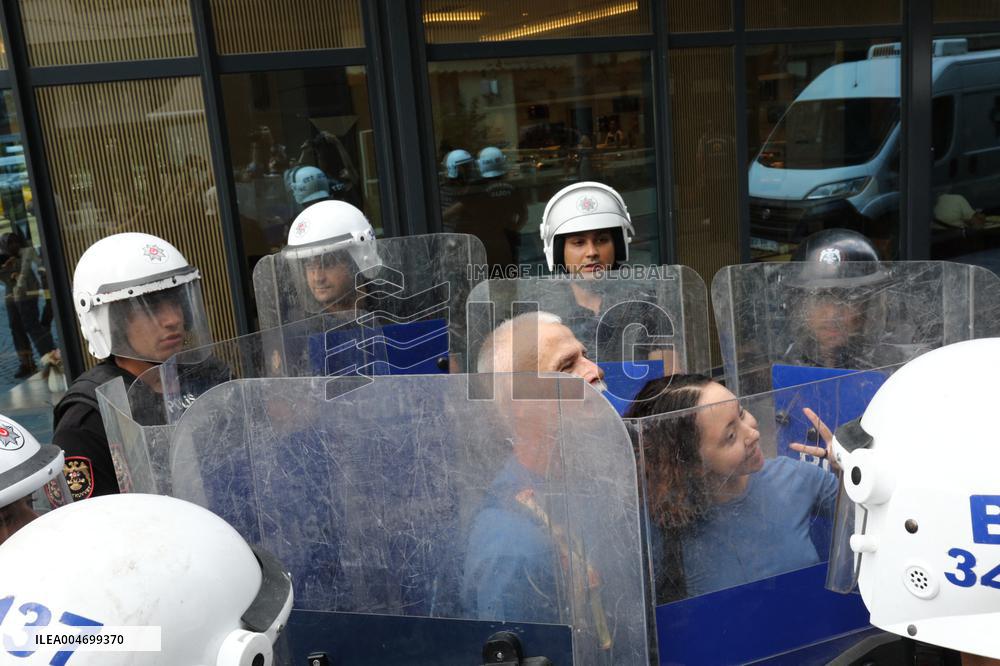Turkey's Main Opposition Party Headquarters Under Police Blockade - Turkey