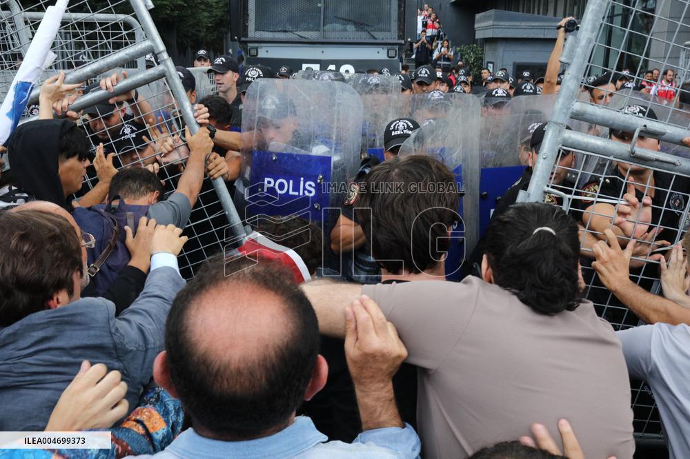 Turkey's Main Opposition Party Headquarters Under Police Blockade - Turkey