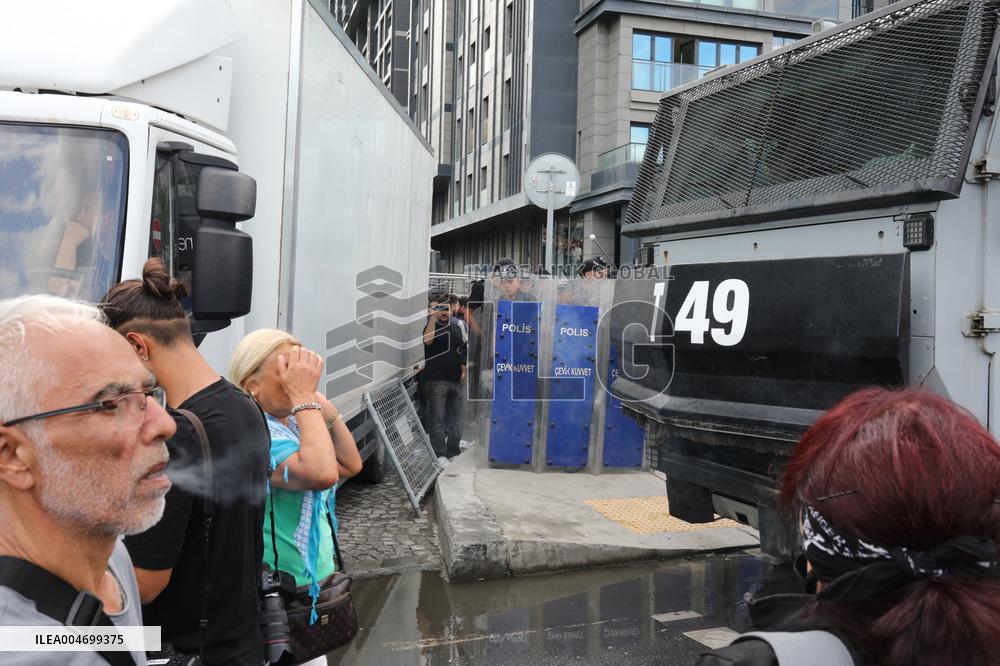 Turkey's Main Opposition Party Headquarters Under Police Blockade - Turkey