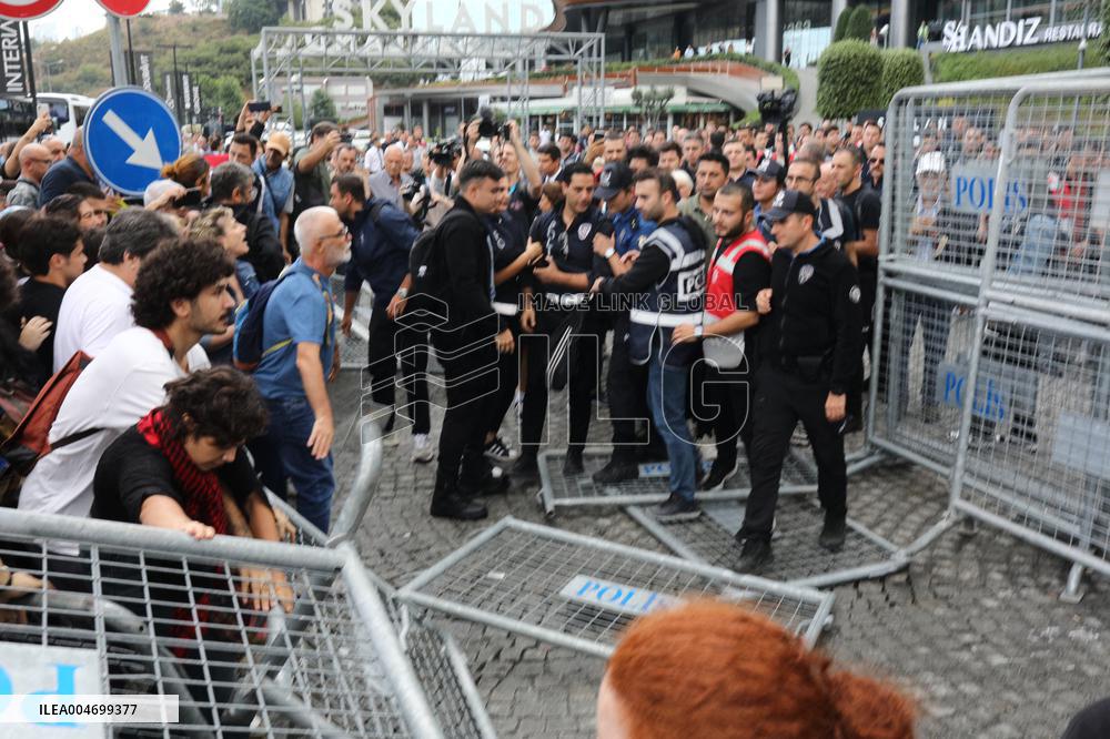 Turkey's Main Opposition Party Headquarters Under Police Blockade - Turkey