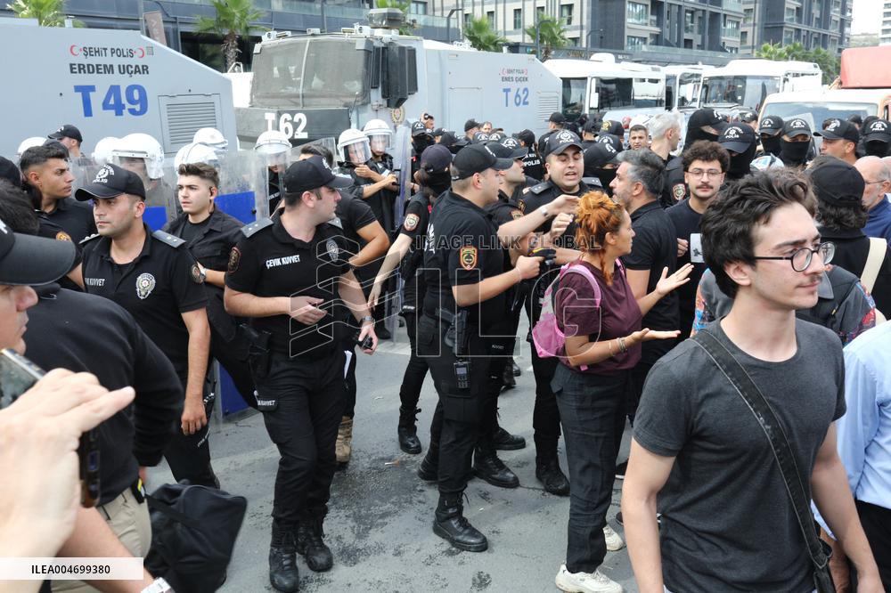 Turkey's Main Opposition Party Headquarters Under Police Blockade - Turkey