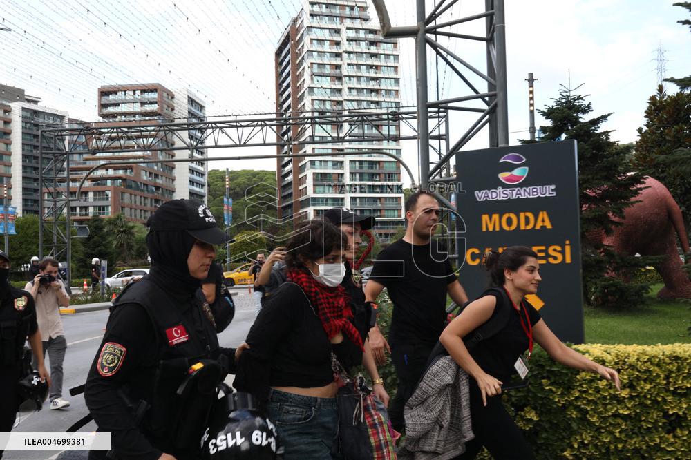 Turkey's Main Opposition Party Headquarters Under Police Blockade - Turkey