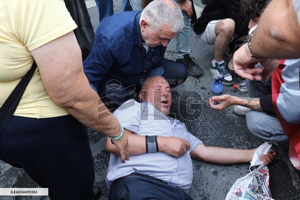 Turkey's Main Opposition Party Headquarters Under Police Blockade - Turkey