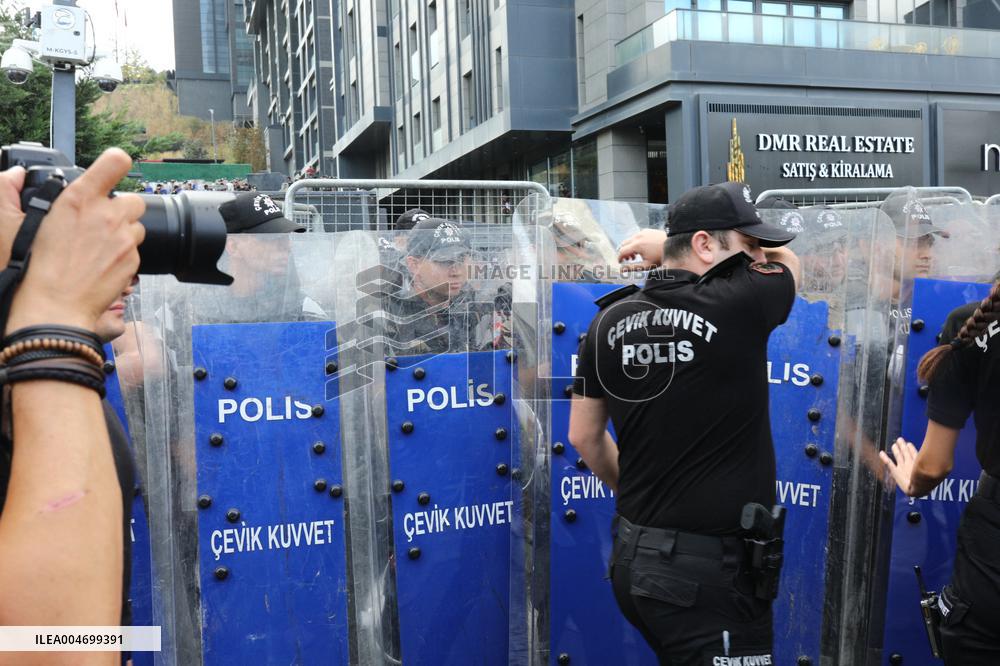 Turkey's Main Opposition Party Headquarters Under Police Blockade - Turkey