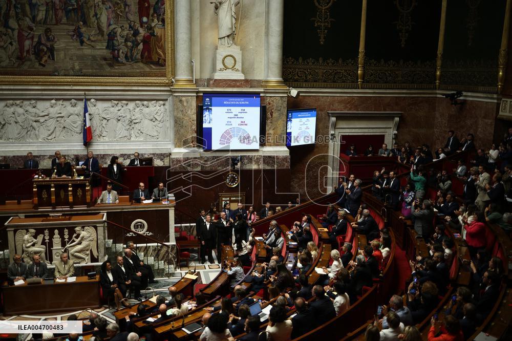French Government Collapses as MPs Vote to Oust PM - Paris