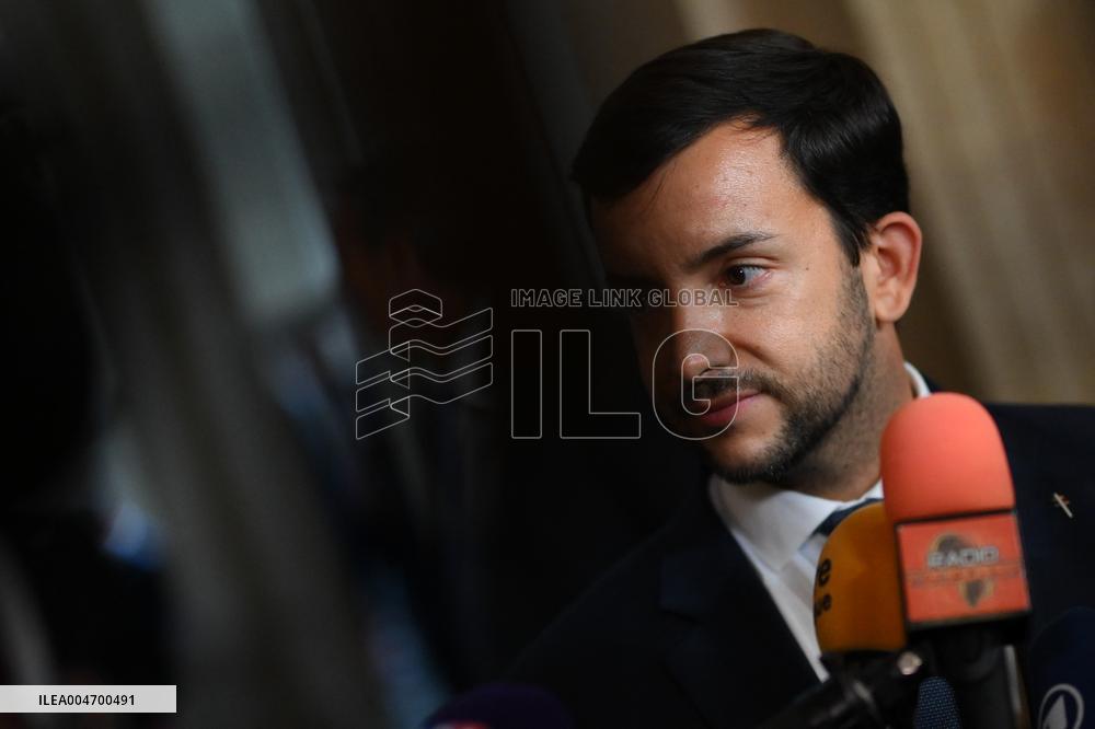 French Government Collapses as MPs Vote to Oust PM - Paris