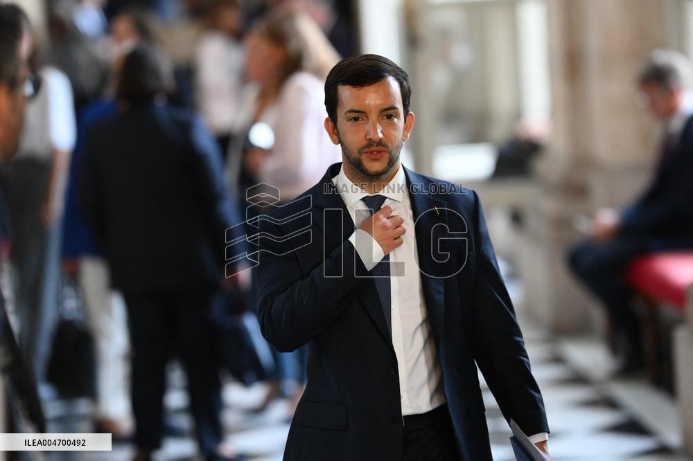 French Government Collapses as MPs Vote to Oust PM - Paris