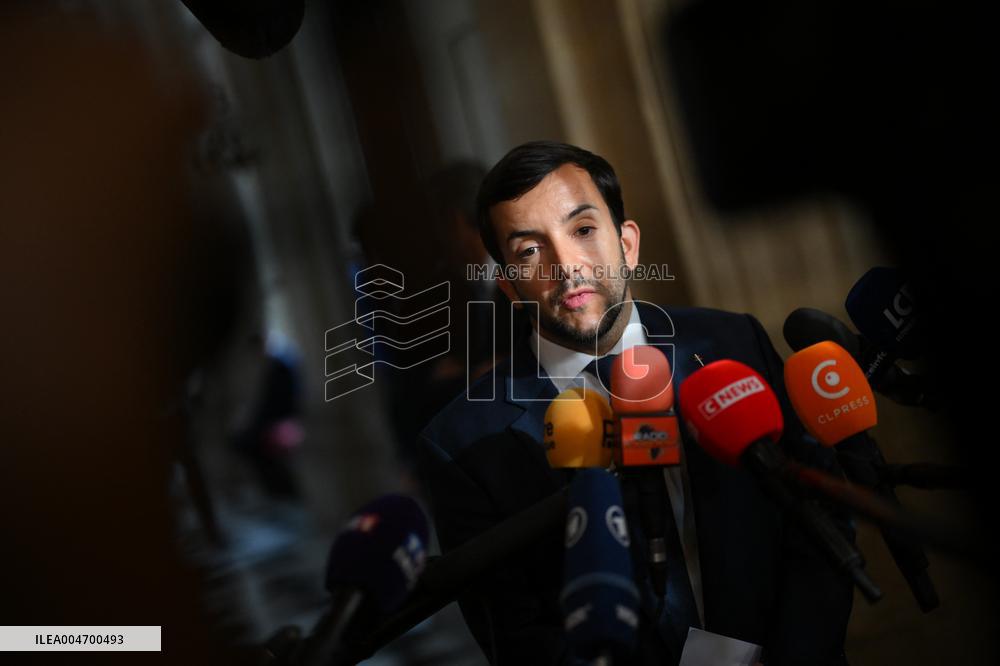 French Government Collapses as MPs Vote to Oust PM - Paris
