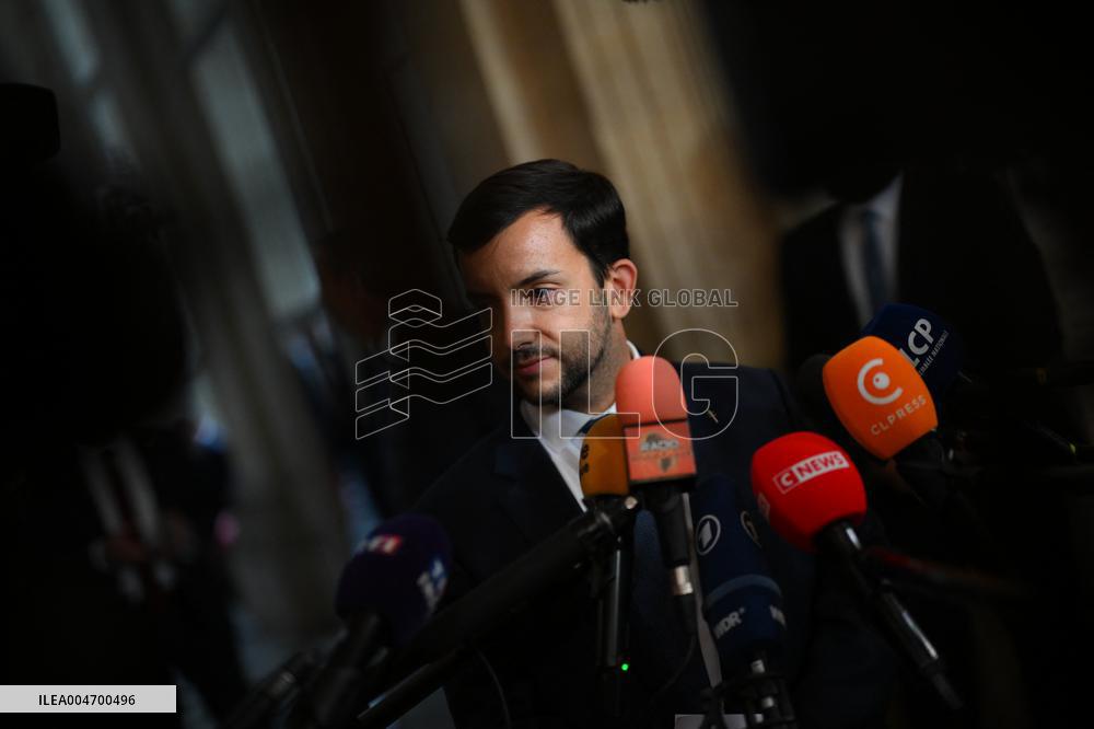 French Government Collapses as MPs Vote to Oust PM - Paris