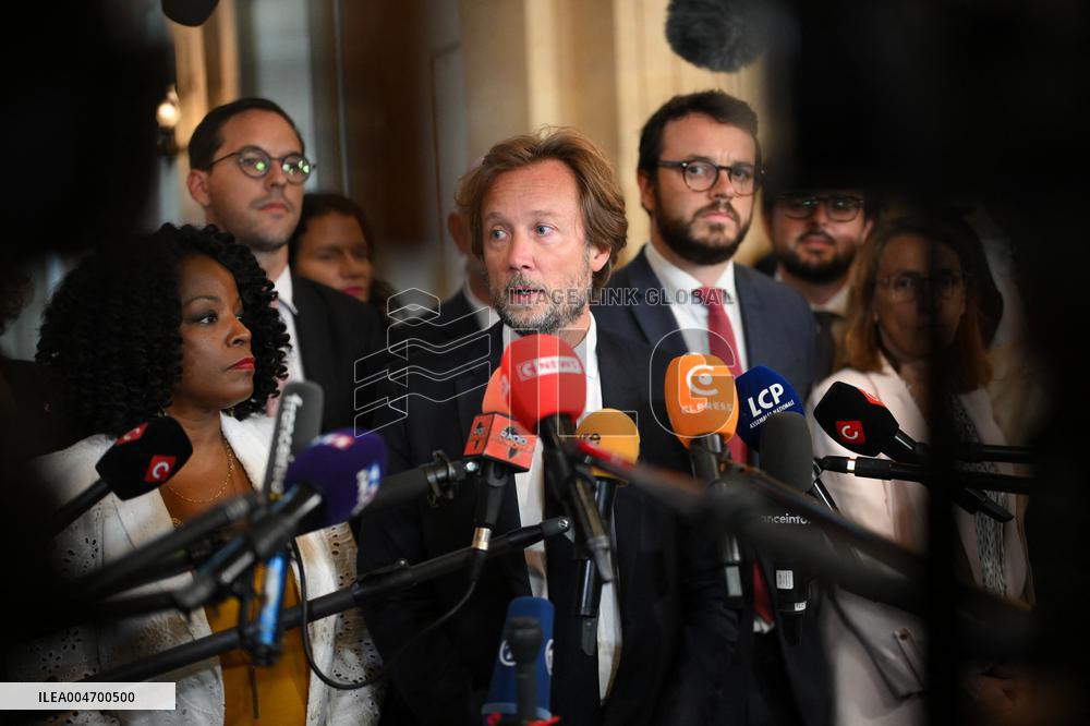 French Government Collapses as MPs Vote to Oust PM - Paris