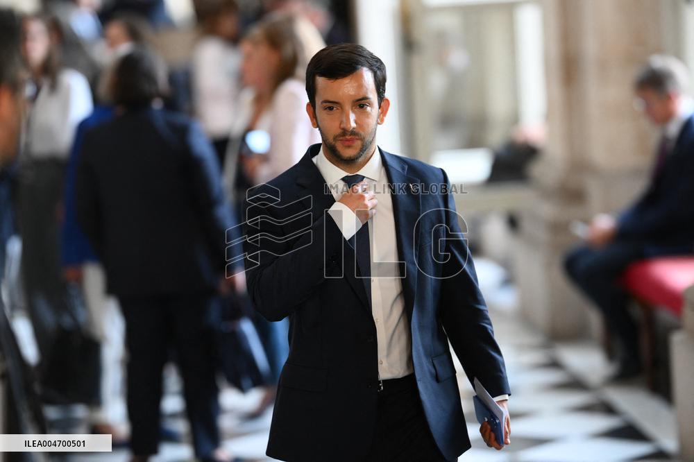 French Government Collapses as MPs Vote to Oust PM - Paris