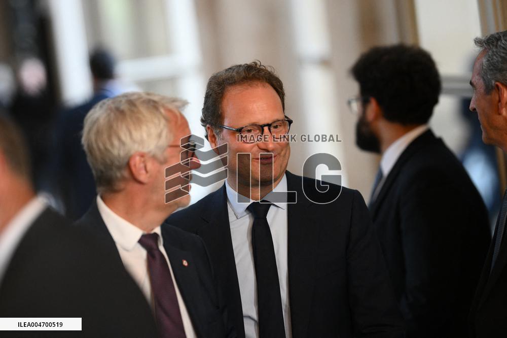 French Government Collapses as MPs Vote to Oust PM - Paris