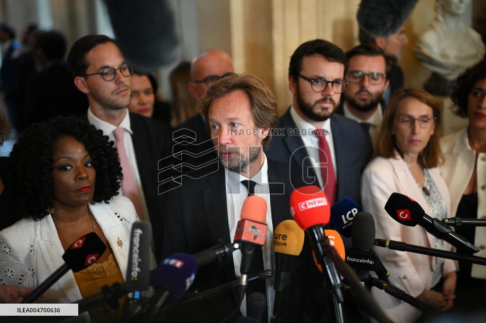 French Government Collapses as MPs Vote to Oust PM - Paris