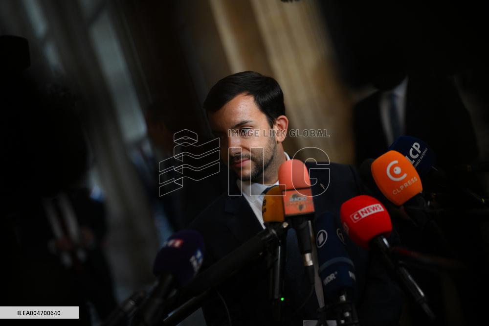 French Government Collapses as MPs Vote to Oust PM - Paris