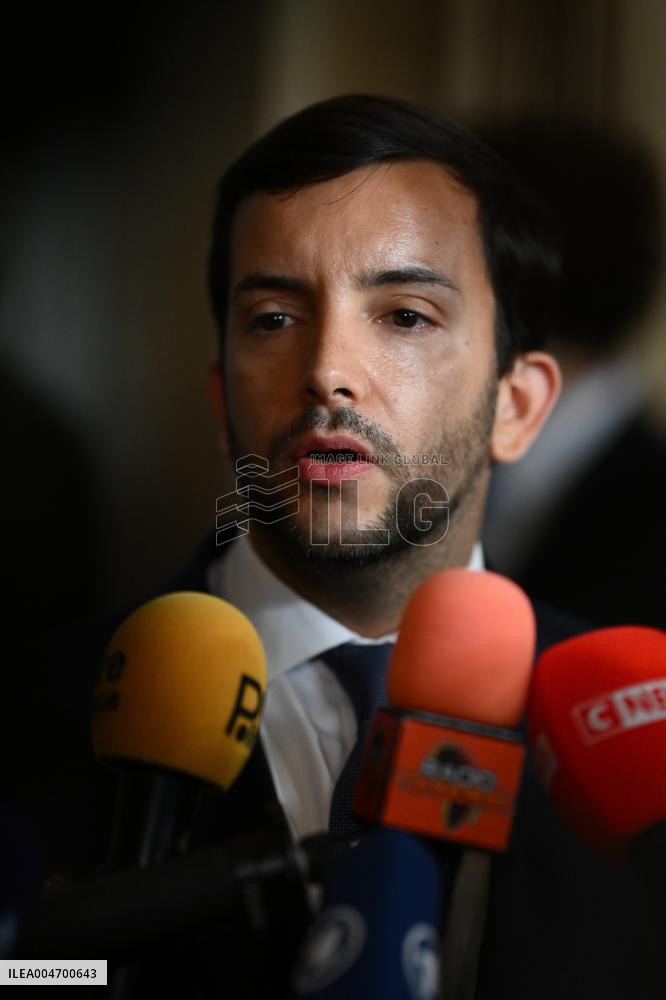 French Government Collapses as MPs Vote to Oust PM - Paris