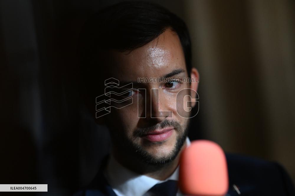 French Government Collapses as MPs Vote to Oust PM - Paris