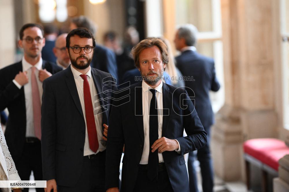 French Government Collapses as MPs Vote to Oust PM - Paris