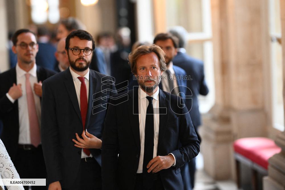 French Government Collapses as MPs Vote to Oust PM - Paris