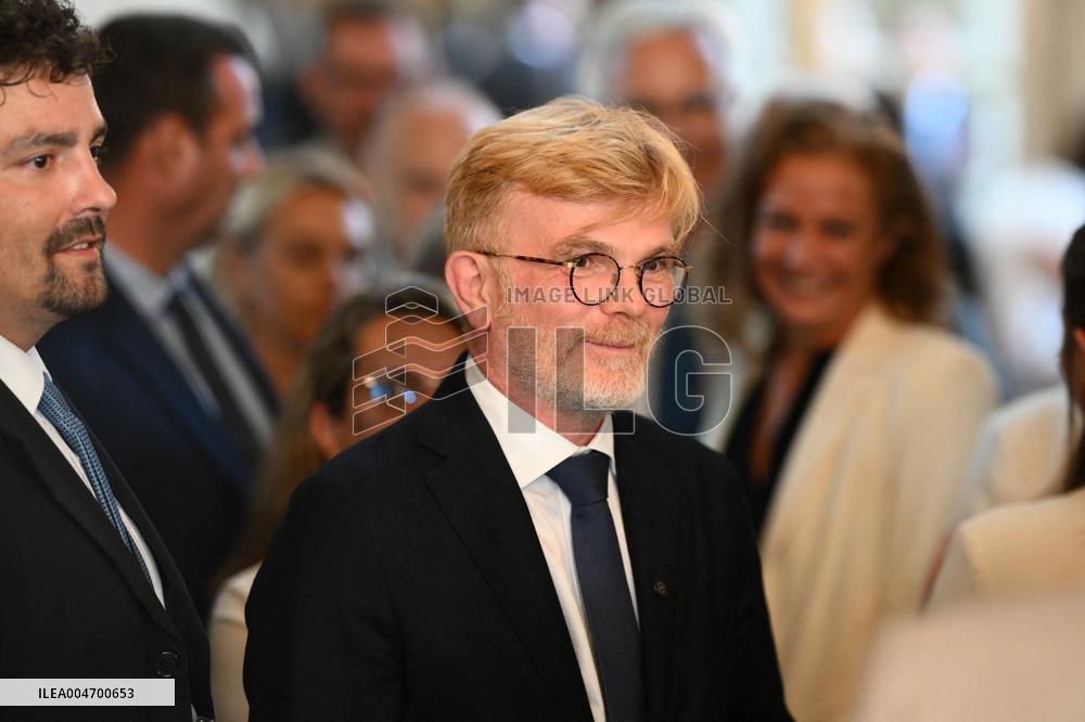 French Government Collapses as MPs Vote to Oust PM - Paris