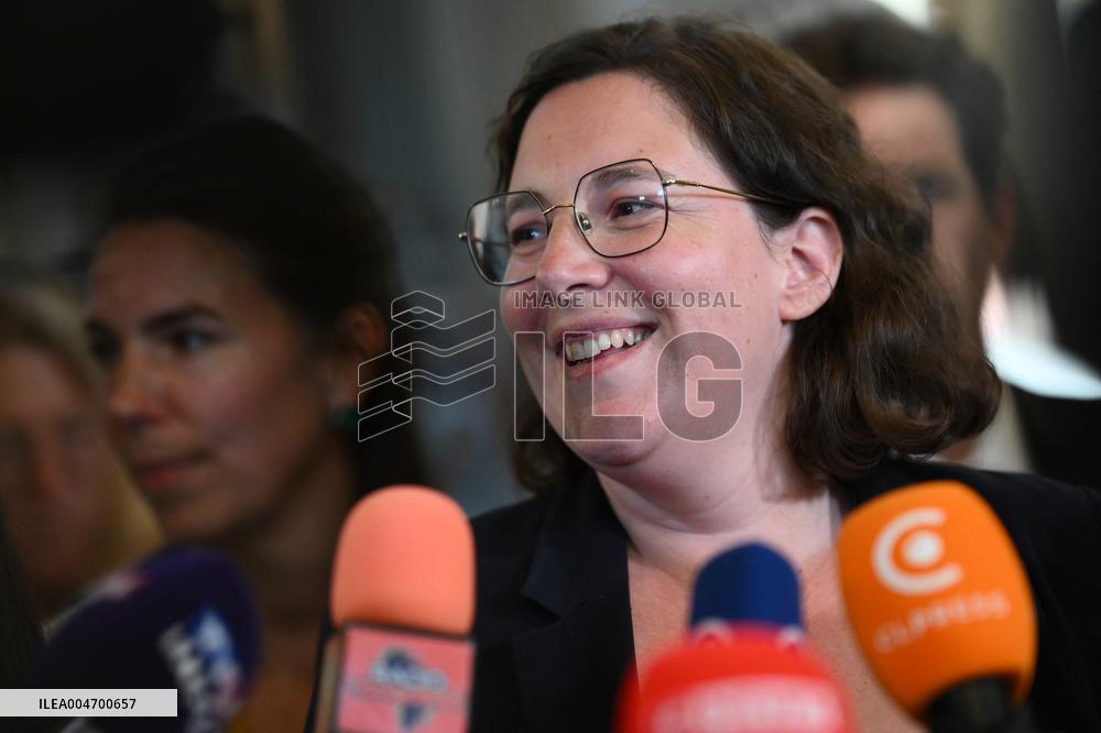 French Government Collapses as MPs Vote to Oust PM - Paris